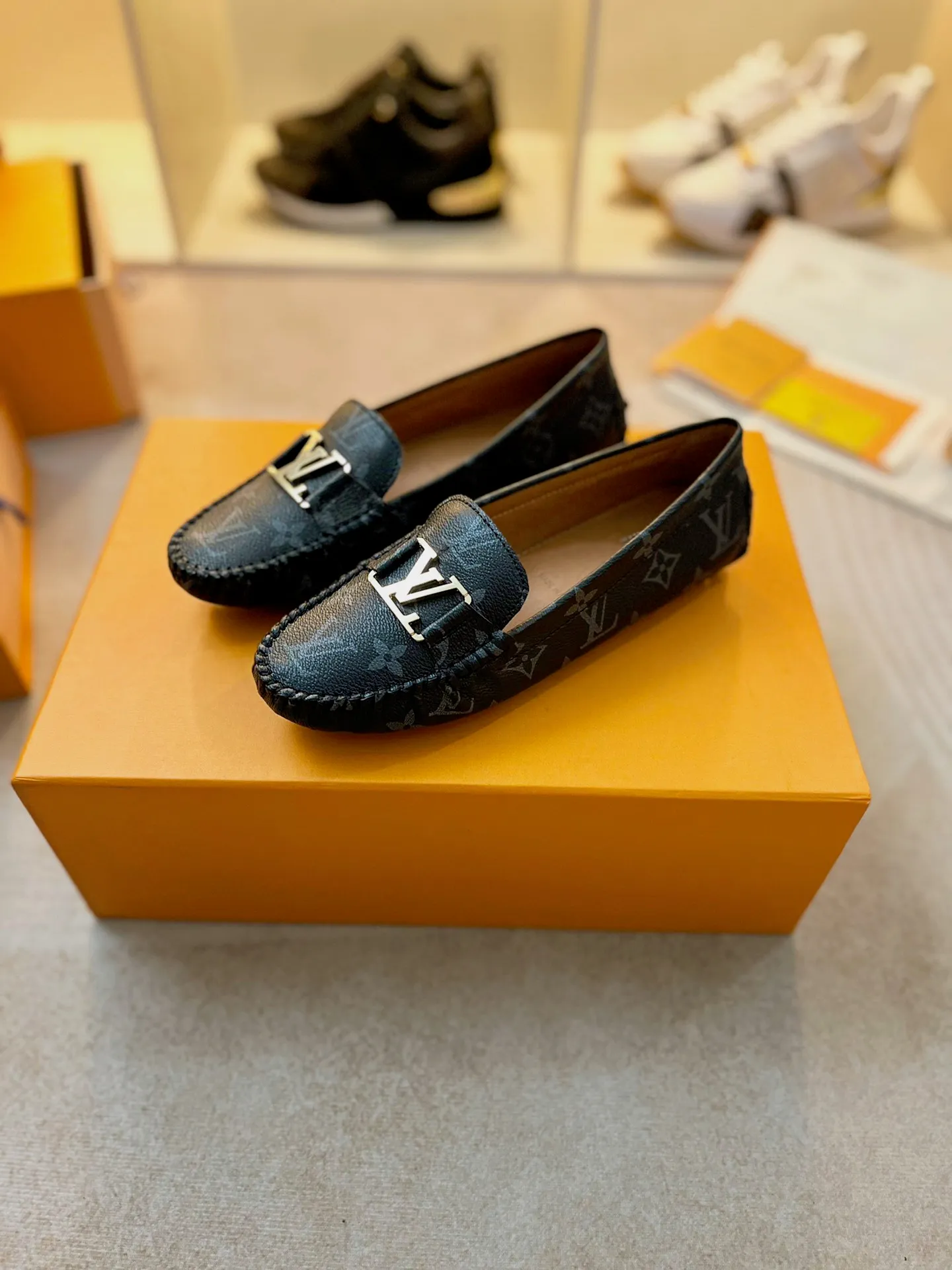 p460💰Couple model❤️🇫🇷 𝙇𝙤𝙪𝙞𝙨 𝙑𝙪𝙞𝙩𝙩𝙤𝙣 🇫🇷Louis Vuitton 2023 Classic𝓛𝓿 𝓣𝓻𝓪𝓲𝓷𝓮𝓻 Sports Series ➪➪➪¯ [Arizona Doudou Shoes Series] ▪️▪️▪️Arizona slip-on shoes are made of Monogram Eclipse canvas. Its hand-painted and dyed edges and hand-sewn uppers fully demonstrate Louis Vuitton's traditional shoemaking craftsmanship. This slip-on shoe is very lightweight. The integrated tongue and upper make it particularly comfortable and flexible. The soft outsole is equipped with rubber padding. Decorated with matching sash. Detailed features: ☑️Monogram Eclipse canvas ☑️Black Eclipse pattern ☑️Hand-painted shoe edges ☑️Hand-sewn uppers (each pair takes time to process) ☑️Integrated tongue and upper construction ☑️Outsole equipped with rubber lining ☑️size: 35_46